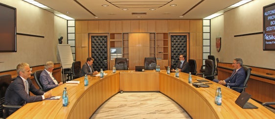 Die Confidi-Delegation (links im Bild) im Gespräch mit Abteilungsdirektor Vito Zingerle und LH Kompatscher. (Foto: LPA)