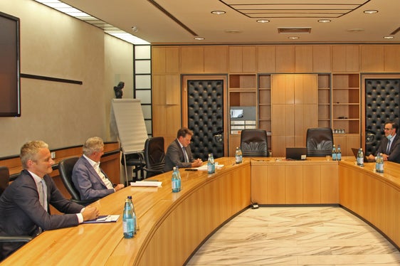 Die Confidi-Delegation (links im Bild) im Gespräch mit Abteilungsdirektor Vito Zingerle und LH Kompatscher. (Foto: LPA)