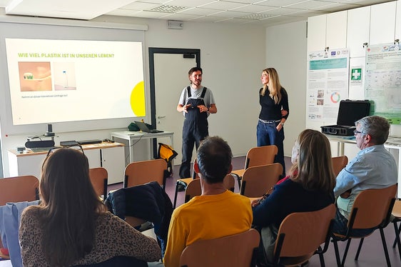 Michelangelo Lamonaca und Hannah Profanter vom Ökoinstitut Südtirol erklärten auf sehr anschauliche Art und Weise, wie bei der Brillenproduktion täglich große Mengen an Mikroplastik als Abfallprodukt anfallen. (Foto: LPA/Ursula Pirchstaller)