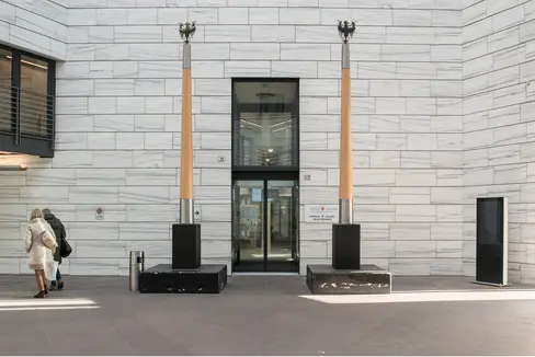 In vista dell'attuazione dei progetti del PNRR, la Ripartizione Personale della Provincia ha messo a concorso un totale di 34 posti di lavoro nei settori dell'edilizia, della mobilità, dell'informatica e della scienza. Nella foto il Palazzo provinciale 2 (Foto: ASP)