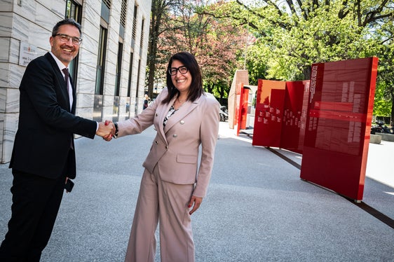 LH Kompatscher und die neue Confesercenti Südtirol-Präsidentin Elena Messina Bonaldi: Im Mittelpunkt steht die Lebensqualität in den Stadtvierteln und Ortskernen. (Foto: LPA/Ivo Corrà)