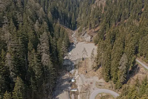 Rio Deserto a Sarentino. Con l'innalzamento di due metri dello sbarramento in cemento armato verrà più che triplicata la capacità del bacino di ritenzione. (Foto: ASP/dell'Ufficio provinciale sistemazione bacini montani nord)