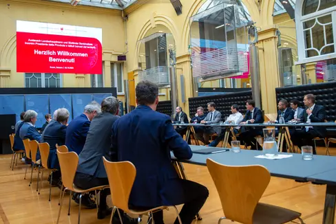 L'incontro tra il presidente della Provincia autonoma di Bolzano, il direttore generale Alexander Steiner e il direttore di Dipartimento Ulrich Stofner con i rappresentanti degli istituti di credito altoatesini si è svolto nel cortile interno di Palazzo Widmann. (Foto: ASP/Fabio Brucculeri)