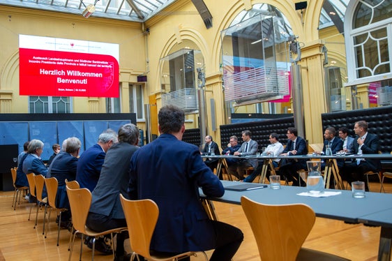 Um mögliche Entlastungsmaßnahmen für Familien und Unternehmen vor dem Hintergrund steigender Zinsen ging es kürzlich (6. Oktober) bei einem Treffen des Landeshauptmanns mit den Banken und Kreditinstituten. (Foto: LPA/Brucculeri)