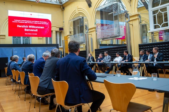 Um mögliche Entlastungsmaßnahmen für Familien und Unternehmen vor dem Hintergrund steigender Zinsen ging es kürzlich (6. Oktober) bei einem Treffen des Landeshauptmanns mit den Banken und Kreditinstituten. (Foto: LPA/Brucculeri)