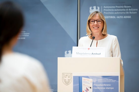 Le sfide attuali del mercato del lavoro non riguardano solo l'Alto Adige. I cambiamenti demografici e la quota crescente percentuale di lavoratori anziani sono visibili in tutte le regioni vicine, ha spiegato l'assessora provinciale al Lavoro, Magdalena Amhof. (Foto: USP/Fabio Brucculeri)