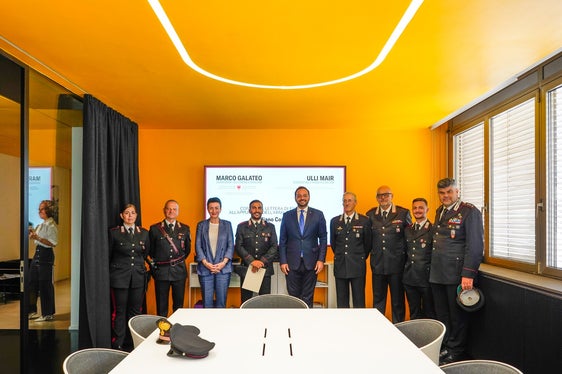 Alla consegna della lettera di encomio (nella foto da destra): il capitano Ferdinando Nasta della Compagnia di Merano, il maresciallo Marco Presot della compagnia di Merano, il luogotenente Paolo Scotto Di Luzio comandante del Nucleo radiomobile di Merano, il tenente colonnello Marco Lunardi, il vicepresidente Marco Galateo, l’appuntato Emiliano Corrente, l’assessora Ulli Mair, il maresciallo Enzo Bernardini del Nucleo radiomobile di Merano e il carabiniere Laura Cattafi. (Foto: ASP)