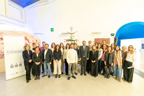 Die Preisträgerinnen und Preisträger des Claudia-Augusta-Preises 2024 mit Landesrat Marco Galateo (Bildmitte) und der Direktorin der Landesbibliothek Claudia Augusta, Valeria Trevisan (1. v. r.). (Foto: LPA/Daniel von Johnston)