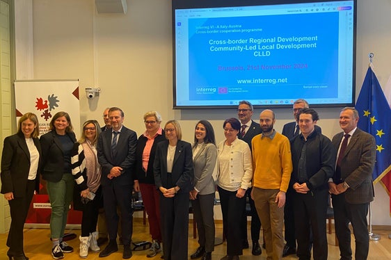 LR Magdalena Amhof und LH Arno Kompatscher beim Treffen mit Vertretern der Interreg-Partnerregionen, der Europäischen Kommission, der Projektbehörden sowie lokalen Akteuren aus dem CLLD-Gebiet Terra Raetica. (Foto: LPA)
