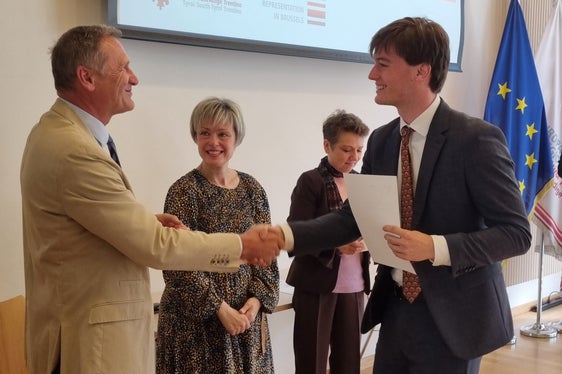 Cerimonia di consegna del diploma allo studente Sam Strotz (a destra): da sinistra il direttore Richard Seeber (Tirolo) e le direttrici Katharina Lonardi (Trentino) e Vesna Caminades (Alto Adige) dell'Ufficio di rappresentanza a Bruxelles. (Foto: Euregio)