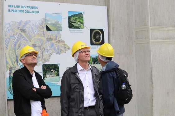 Umfassend informiert: eine Delegation des Ereignisstabs der Industriellen Werke Basel im Wasserkraftwerk Kardaun, in der Mitte Koordinator Frank Panhans, links Detlef Huber (Foto: LPA/Maja Clara)