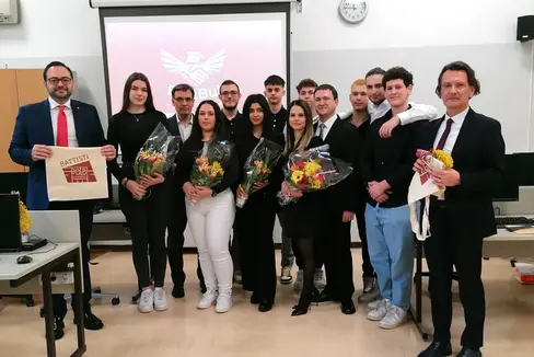 Der italienische Bildungsrat Galateo (1. v. l.) und der italienische Bildungsdirektor Gullotta (1. v. r.) mit dem Team der Fachoberschule Battisti, das eine App gegen Mobbing an den Schulen entwickelt hat. (Foto: LPA)