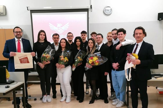 Il vicepresidente della Provincia e assessore all'Istruzione Galateo (nella foto il primo da sinistra) e il Sovrintendente Gullotta (il primo da destra) posano insieme ai docenti e gli studenti del Polo Economico Battisti che stanno ultimando lo sviluppo di un’app contro il bullismo scolastico. (Foto: ASP)