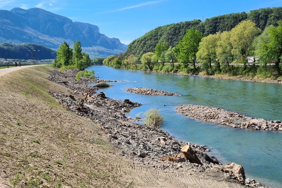 L'Adige dopo la riqualificazione, nei pressi di Vadena. (Foto: USP/Ufficio Centro funzionale provinciale dell'Agenzia per la Protezione civile)