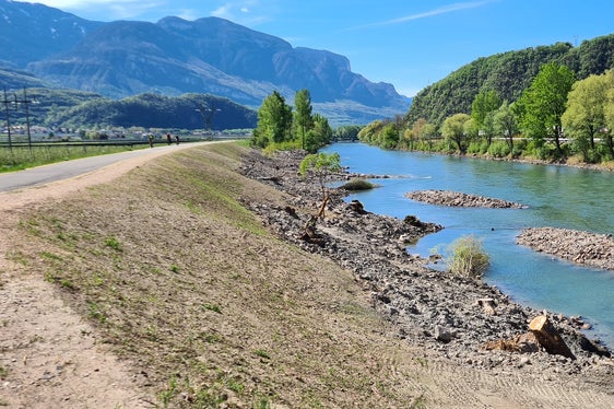 L'Adige dopo la riqualificazione, nei pressi di Vadena. (Foto: USP/Ufficio Centro funzionale provinciale dell'Agenzia per la Protezione civile)