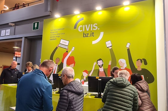 Viele Bürger nutzten das Angebot, am Messestand einen SPID zu erstellen. Mitarbeitende der Gemeinden Sarntal und Bozen stehen ihnen während der Herbstmesse am Stand CIVIS und myCIVIS zur Seite. (Foto: SIAG)