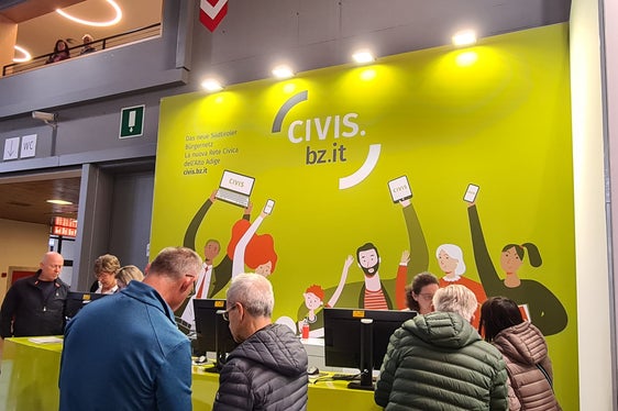 Numerose cittadine e cittadini hanno raggiunto lo stand informativo allestito alla Fiera di Bolzano per attivare velocemente lo SPID (Foto: ASP/Marco Parisi)