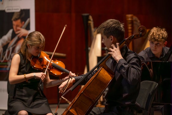Das Trio Blumenberg: Anna Repetto (Violine), Paul Herbst (Klavier) und Martin Ortler (Violoncello). (Foto: LPA/Daniel von Johnston)