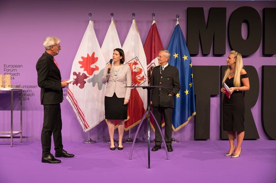 Im Gespräch zu Chancen und Herausforderungen der Künstlichen Intelligenz: (v.l.) Moderator Dénes Széchényi, Barbara Thaler (Präsidentin Wirtschaftkammer Tirol), Michl Ebner (Präsident Handelskammer Bozen), Moderatorin Karin Gschnitzer (Foto: Land Tirol/Sedlak)