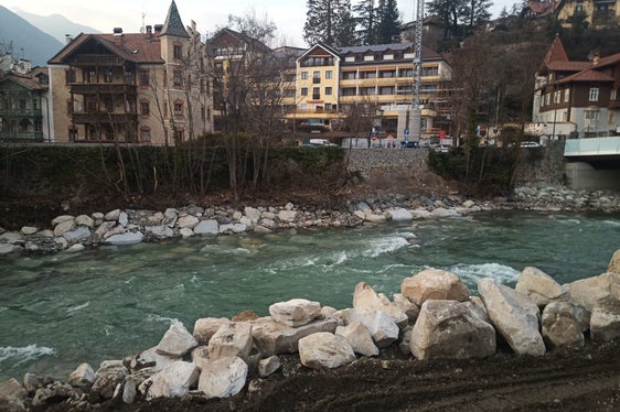 Auf einem etwas über 100 Meter langen Abschnitt in der Rienz in Brixen hat die Wildbachverbauung Zyklopensteine an den Fuß der erodierten Böschung befördert, um so den Uferschutz zu verstärken; am rechten Bildrand die Unterdrittelbrücke. (Foto: LPA/Landesamt für Wildbach- und Lawinenverbauung Nord)