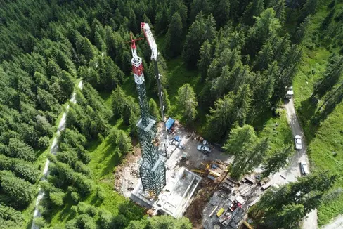 Il montaggio del ripetitore RAS nel nuovo sito di Racines (Fioto: ASP/RAS)