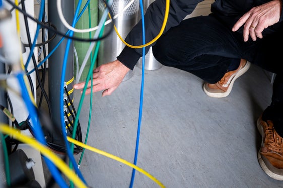 Im Inneren der Luftmessstationen erheben hochmoderne Messgeräte die Werte der einzelnen Luftschadstoffe: Im Bild Luca Verdi, Direktor des Labors für Luftanalysen und Strahlenschutz. (Foto: LPA/Fabio Brucculeri)