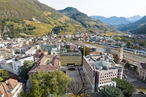 Die vier Ressortdirektoren Armin Gatterer, Ulrich Stofner, Gustav Tschenett und Martin Vallazza werden ihre Arbeit als Führungskräfte erster Ebene fortsetzen. Neu hinzu kommt Alexander Gruber, den die Landesregierung ebenfalls heute ernannt hat. Im Bild der Landhausplatz aus Drohnenperspektive (Foto: LPA/Paolo Crocetta)