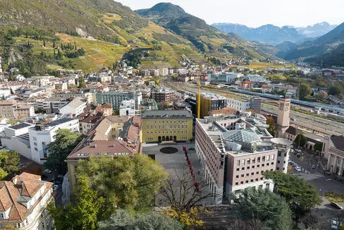 Die vier Ressortdirektoren Armin Gatterer, Ulrich Stofner, Gustav Tschenett und Martin Vallazza werden ihre Arbeit als Führungskräfte erster Ebene fortsetzen. Neu hinzu kommt Alexander Gruber, den die Landesregierung ebenfalls heute ernannt hat. Im Bild der Landhausplatz aus Drohnenperspektive (Foto: LPA/Paolo Crocetta)