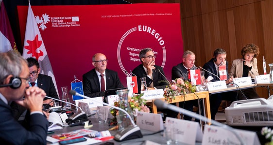 À prejentà l program de lëur 2014-2025. Sun podium, da man Ciancia: Matthias Fink dl secretariat generel dl’Euregio, l sëurastant dl Tirol Anton Mattle, l presidënt dl’Euregio y presidënt dla Jonta provinziela de Bulsan Arno Kompatscher, l secreter generel dl’Euregio Christoph von Ach, l sëurastant dl Trentin Maurizio Fugatti y Elisa Bertò dl secretariat generel dl’Euregio. (Foto: USP/Fabio Brucculeri)