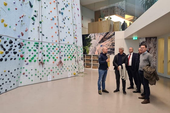 Sportminister Abodi (2.v.l.) auf Stippvisite im Kletterzentrum Heliks in Bruneck (Foto: HC Pustertal)