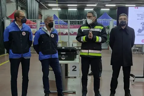 Hilfskonvoi verabschiedet: (v.l.) der Direktor der Agentur für Bevölkerungsschutz Unterweger, Bevölkerungsschutzlandesrat Schuler, Landeshauptmann Kompatscher und der Trentiner Landeshauptmann Fugatti. (Foto: Agentur für Bevölkerungsschutz/Andreas Simmerle)