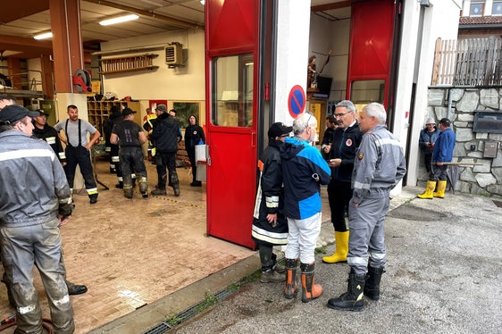 Sopralluogo a Campo di Trens. Nella foto il presidente Kompatscher (secondo da destra), a colloquio con Wolfram Gapp (nella foto l'ultimo a destra) e il direttore dell'Area funzionale bacini montani Fabio De Polo (terzo da destra nel riquadro). (Foto: ASP/Area funzionale bacini montani)