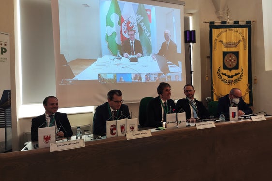Il passaggio virtuale della Presidenza al governatore del Tirolo, Günther Platter (Foto: Regione Lombardia)