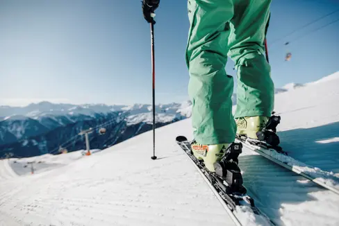 Wer das Tempo etwas reduziert und auf den eigenen Körper achtet, kann in den Weihnachtsferien die Skitage sicher bewusst genießen. (Foto: IDM Südtirol/Benjamin Pfitscher)