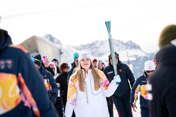 Una tedofora sorride orgogliosa durante un tratto del tragitto della torcia sul Plan De Corones. (Foto: USP/Fabio Brucculeri)