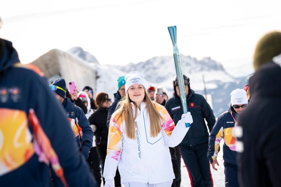 Una tedofora sorride orgogliosa durante un tratto del tragitto della torcia sul Plan De Corones. (Foto: USP/Fabio Brucculeri)