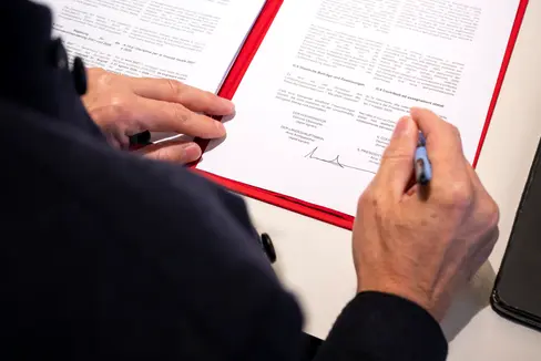 Landeshauptmann Kompatscher und Gemeindenpräsident Oberstaller haben die Vereinbarung zur Gemeindenfinanzierung 2026 unterzeichnet, welches die finanziellen Zuweisungen des Land Südtirol gegenüber den Gemeinden und Bezirksgemeinschaften festlegt. (Foto: LPA/Fabio Brucculeri)