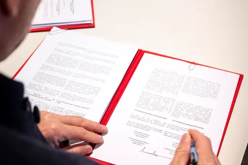 Landeshauptmann Kompatscher und Gemeindenpräsident Oberstaller haben die Vereinbarung zur Gemeindenfinanzierung 2026 unterzeichnet, welches die finanziellen Zuweisungen des Land Südtirol gegenüber den Gemeinden und Bezirksgemeinschaften festlegt. (Foto: LPA/Fabio Brucculeri)