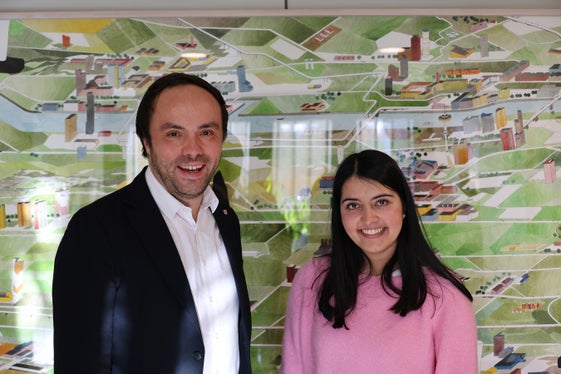 L'assessore provinciale Philipp Achammer si è congratulato con la nuova presidente dell'associazione studentesca sh.asus, Neha Bhati. (Foto: USP/Clara Masiero)