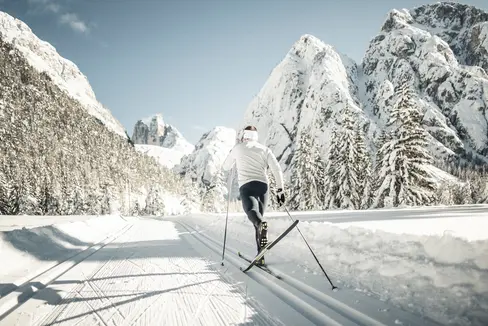 Nel semestre invernale i pernottamenti in tutto l'Alto Adige sono aumentati, ma in misura diversa a seconda della meta turistica: è quanto emerge dai dati pubblicati il 30 maggio dall'Istituto provinciale di statistica ASTAT. (Foto: IDM/Manuel Kottersteger)