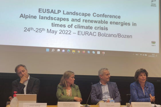 Un momento della tavola rotonda organizzata per affrontare il tema dello sviluppo territoriale. Nella foto (da sx):
Ulrich Höllrigl (Platform Land), Liliana Dagostin (ÖeAV), Ulrich Santa (Agenzia Casaclima/Klimahaus) e l'assessora Kuenzer
(Foto: ASP/Marcella Morandini)