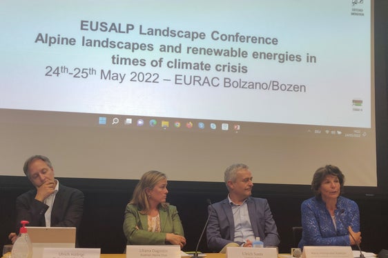 Un momento della tavola rotonda organizzata per affrontare il tema dello sviluppo territoriale. Nella foto (da sx):
Ulrich Höllrigl (Platform Land), Liliana Dagostin (ÖeAV), Ulrich Santa (Agenzia Casaclima/Klimahaus) e l'assessora Kuenzer
(Foto: ASP/Marcella Morandini)