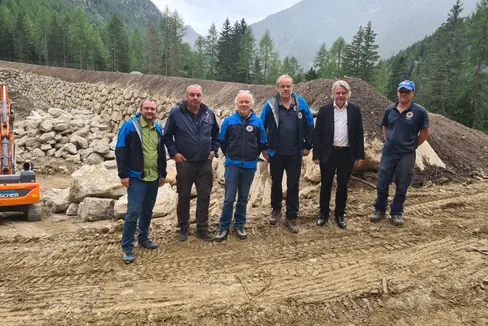Da sin.: Florian Nössing, Hansjörg Stricker, Fabio De Polo, Peter Egger, il sindaco di Martello, Georg Altstätter, Christian Fleischmann (Foto: Ufficio sistemazione bacini montani Ovest)