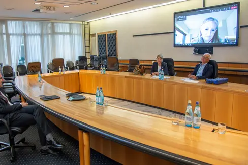 La presidente, Barbara Siri, e il direttore, Ivo Bonamico, hanno informato il presidente Kompatscher sulle attuali sfide della Croce Bianca (Foto: ASP/Fabio Brucculeri)