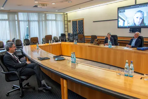 Auch die Reform des Dritten Sektors war Thema des Austauschs zwischen LH Kompatscher (l.) sowie Präsidentin Siri und Direktor Bonamico vom Weißen Kreuz. (Foto: LPA/Fabio Brucculeri)