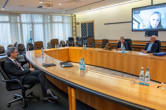 La presidente, Barbara Siri, e il direttore, Ivo Bonamico, hanno informato il presidente Kompatscher sulle attuali sfide della Croce Bianca (Foto: ASP/Fabio Brucculeri)