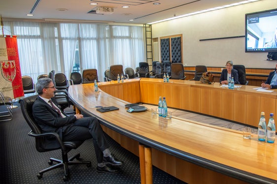 La presidente, Barbara Siri, e il direttore, Ivo Bonamico, hanno informato il presidente Kompatscher sulle attuali sfide della Croce Bianca (Foto: ASP/Fabio Brucculeri)