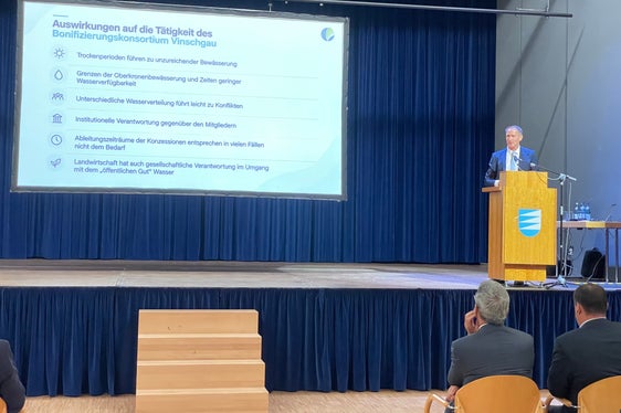 Gottfried Niedermair, seit über 20 Jahren Direktor des Bonifizierungskonsortiums: Die Projekte zeichnen sich vor allem durch eine optimierte Wasserverteilung in der landwirtschaftlichen Bewässerung aus. Wasserressourcen können dadurch besser genutzt und bedarfsgerechter zugewiesen werden. Grundsätzlich wurden die bestehenden Bewässerungsanlagen mit moderner Technik angepasst. Es wurden Filterstationen und Übergabestationen errichtet sowie die Anlagen automatisiert. Sie können heute mittels Tablet oder Smartphone gesteuert werden und verfügen über verschiedene Überwachungsfunktionen. Dadurch lassen sich Bewässerungsperioden gezielter und flexibler steuern, sei es kürzer oder länger, sodass der tatsächliche Wasserbedarf möglichst genau gedeckt werden kann. (Foto: LPA/G.News)