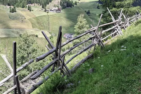 Nel 2026 sono state presentate, in termini numerici, la maggior parte delle domande per la costruzione e la manutenzione di steccati tradizionali in legno, per le quali l’Amministrazione provinciale ha stanziato circa 530.000 euro. (Foto: USP/Horand I. Maier)