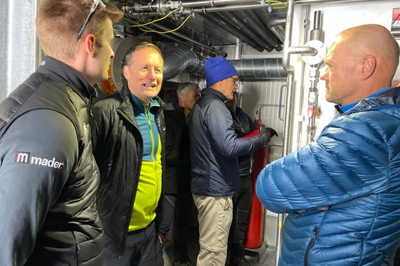 Landesrat Bessone (Mi.) beim Lokalaugenschein: Erste Schutzhütte über 3.000 Meter Seehöhe mit 100 Prozent grüner Energie und ohne CO2-Emissionen. (Foto: LPA/Landesvermögensabteilung)